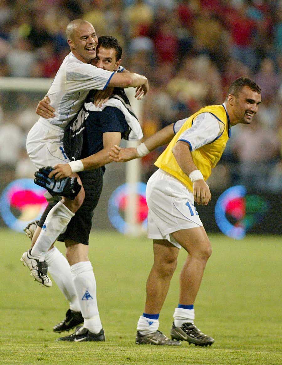 –—œ —…Ã¡‘… ¡ EURO 2004 / ¡√ŸÕ¡” …”–¡Õ…¡ - ≈ÀÀ¡ƒ¡Greece's Stylianos Giannakopolulos, left,  Antonios Nikopolidis , center and Panagiotis Fyssas celebrate after beating Spain 1-0  during a Group 6, European Cup 2004,  qualifying soccer match in Zaragoza, Spain, Saturday June 7, 2003. (AP Photo/Cesar Rangel)